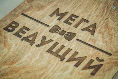 Ahşap tablet için önde gelen şık logosu