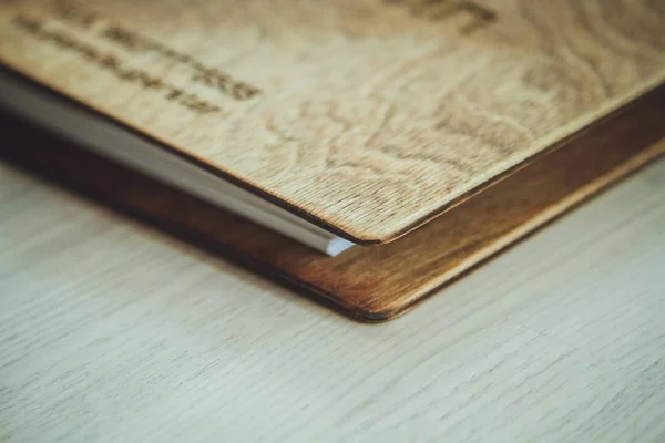 Elegante logo su una tavoletta di legno per il leader — Foto Stock