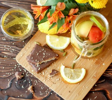 Dekorasyon ve hazırlık tatlılar, bisküvi ve tatlılar. Bisküvi ve tatlılar masaya bileşimi. Şeker ve kurabiye paket ve bağlam, tatlılar, çay ve kahve