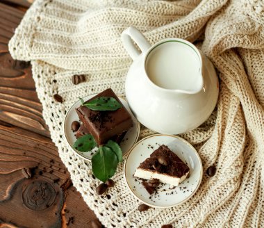 Dekorasyon ve hazırlık tatlılar, bisküvi ve tatlılar. Bisküvi ve tatlılar masaya bileşimi. Şeker ve kurabiye paket ve bağlam, tatlılar, çay ve kahve