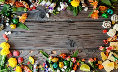 Dekorasyon ve hazırlık tatlılar, bisküvi ve tatlılar. Bisküvi ve tatlılar masaya bileşimi. Şeker ve kurabiye paket ve bağlam, tatlılar, çay ve kahve