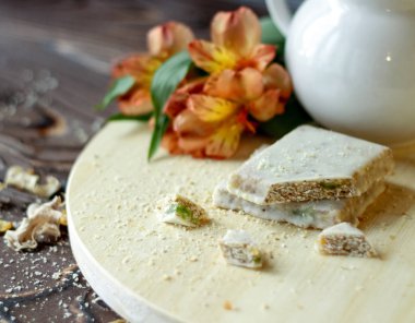 Dekorasyon ve hazırlık tatlılar, bisküvi ve tatlılar. Bisküvi ve tatlılar masaya bileşimi. Şeker ve kurabiye paket ve bağlam, tatlılar, çay ve kahve