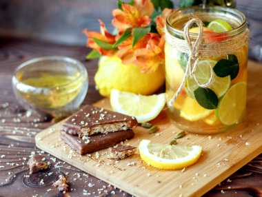 Dekorasyon ve hazırlık tatlılar, bisküvi ve tatlılar. Bisküvi ve tatlılar masaya bileşimi. Şeker ve kurabiye paket ve bağlam, tatlılar, çay ve kahve