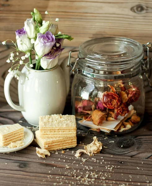 Dekorasyon ve hazırlık tatlılar, bisküvi ve tatlılar. Bisküvi ve tatlılar masaya bileşimi. Şeker ve kurabiye paket ve bağlam, tatlılar, çay ve kahve