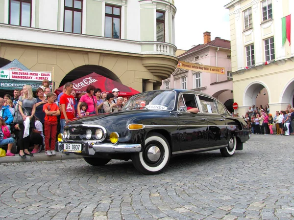 Novy J yıllık kutlama sırasında Tatra 603 modeli 1968 (2-603)