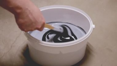 Adam kova içinde iki boya renkleri karıştırma