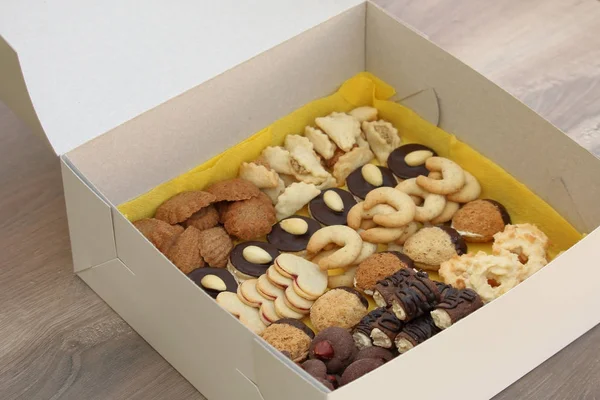 Caja blanca llena de surtidos galletas de Navidad —  Fotos de Stock