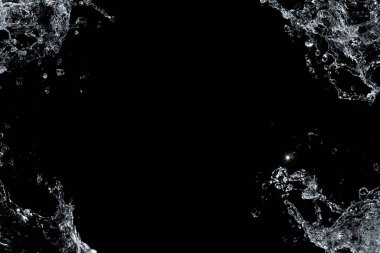 Su sıçraması siyah arkaplanda izole.