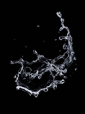 Su sıçraması siyah arkaplanda izole.