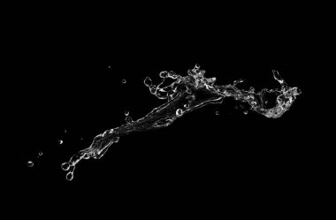 Siyah arkaplanda su sıçraması izole edildi.