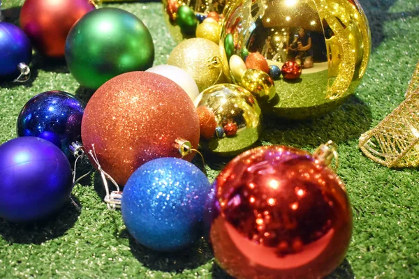 Joulukoristeet Värikkäitä Palloja Vihreällä Lattialla — kuvapankkivalokuva