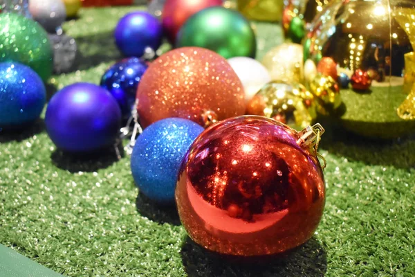 Décorations Noël Boules Colorées Sur Sol Vert — Photo