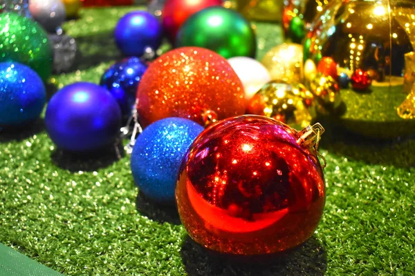 Yeşil zeminde renkli Noel süsleri