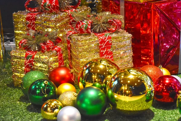Caixas Presente Cor Dourada Bolas Coloridas Brilhantes Chão Verde Decoram — Fotografia de Stock