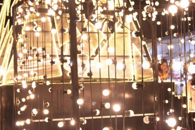 Gecenin karanlığında elektrik ampulünün parlak ışığı, arka plan bokeh