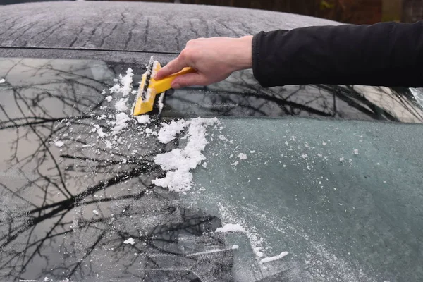 서리가 내리는 얼음으로 자동차 악천후 창에서 제거하기 얼음으로 — 스톡 사진