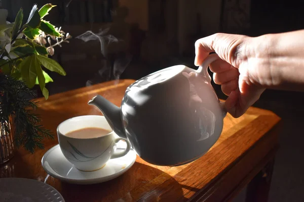 Verser Thé Chaud Dans Une Tasse Sur Fond Table Bois — Photo