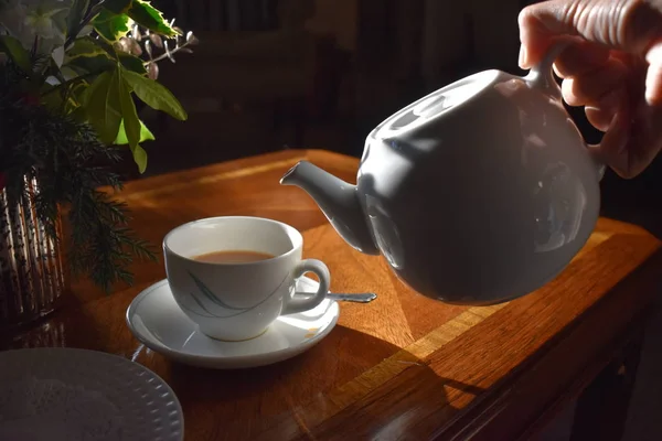 Verser Thé Chaud Dans Une Tasse Sur Fond Table Bois — Photo