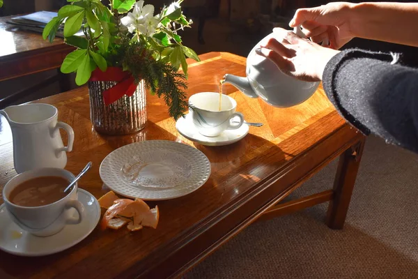 Verser Thé Chaud Dans Une Tasse Sur Fond Table Bois — Photo