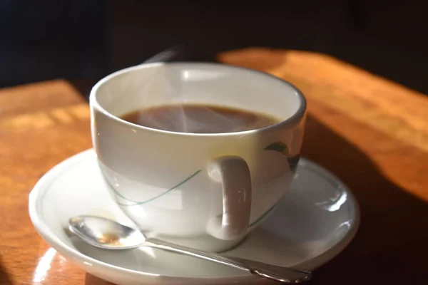 Une Tasse Thé Chaud Avec Lait Sur Une Table Bois — Photo