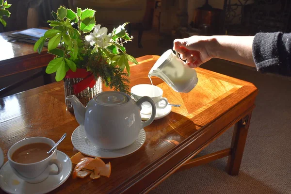 Наливаємо Молоко Чашку Гарячого Чаю Дерев Яному Фоні Столу Традиційний — стокове фото