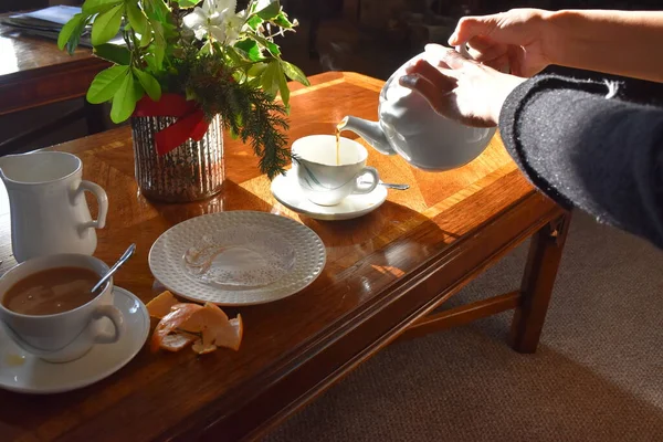 Наливаючи Гарячий Чай Чашку Дерев Яному Фоні Столу Традиційний Англійський — стокове фото