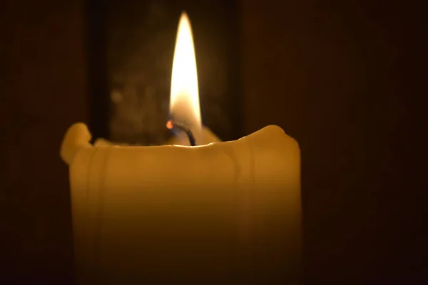 Cahaya Lilin Menyala Dalam Kegelapan — Stok Foto