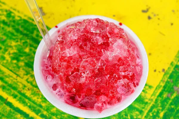 Bovenaanzicht Van Zoet Geschoren Ijs Schuimbeker Kleurrijke Geelgroene Tafel Beroemd — Stockfoto