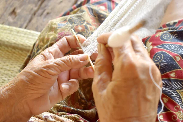 Old women hand weave a fishing net (dip-net) in countryside — Stock Image Old Women Hand Weave Fishing Net Dip Net Countryside Stock Picture
