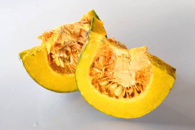 Beyaz arkaplanda balkabağını dilimler