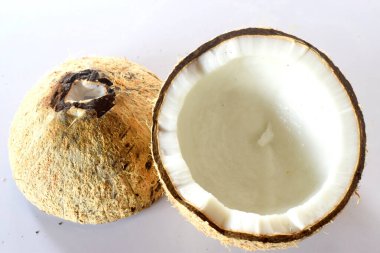 Beyaz arka planda kırılmış hindistan cevizi meyvesi