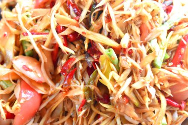 Baharatlı papaya salatası, som tum Tayland yemeğiyle ünlüdür.