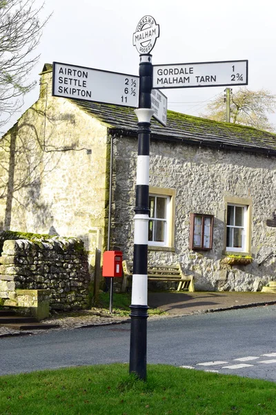 İngiltere 'nin Yorkshire, Malham köyündeki yol kavşağında geleneksel bir dökme demir yol yön tabelası..