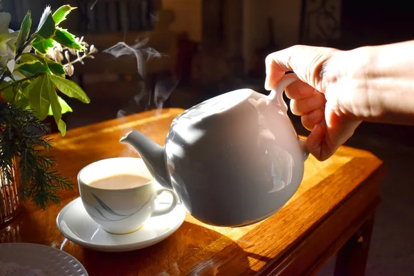 Main Tenant Théière Verser Thé Chaud Dans Une Tasse Avec — Photo