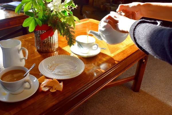 Наливаючи Гарячий Чай Чашку Дерев Яному Фоні Столу Яскравим Світлом — стокове фото