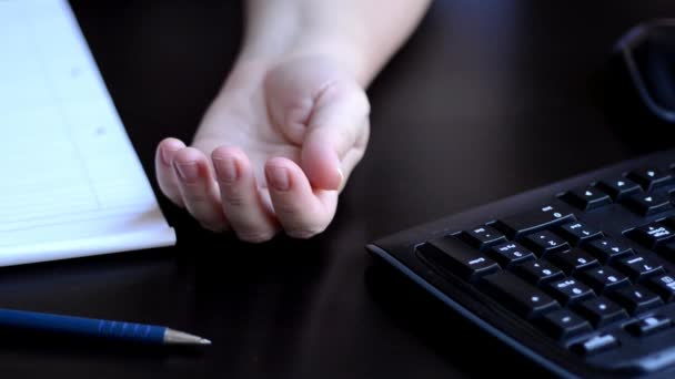 Frau beginnt im Büro ihren eigenen Blutdruck zu messen — Stockvideo