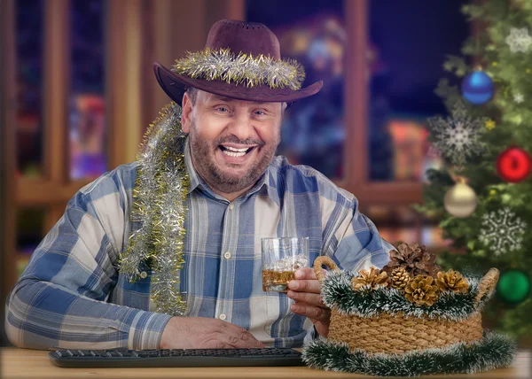 Smiling mature cowboy enjoying whiskey on Christmas Eve — Stock Photo, Image