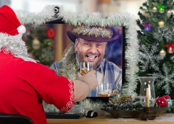 Santa Claus drinking whiskey with smiling cowboy online — Stock Photo, Image