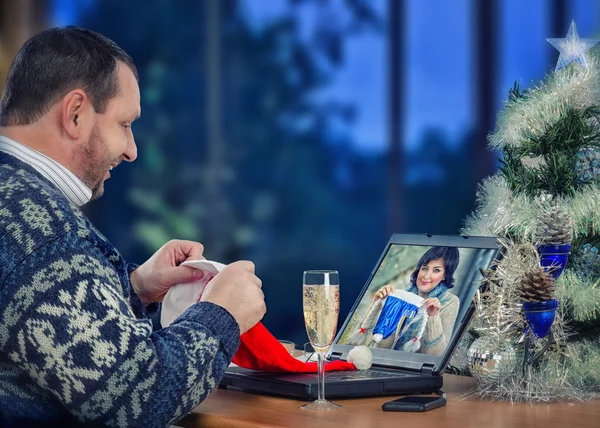 Двоє друзів зустрічаються онлайн напередодні Різдва — стокове фото