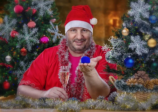 Man in Santa Claus costume holding jewelry box — Stock fotografie