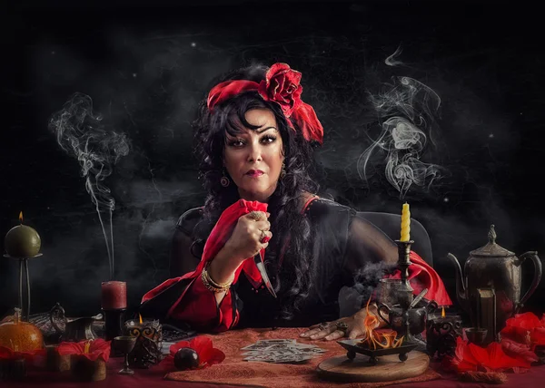 Циганська чарівниця робить ритуал прокляття божевілля — стокове фото
