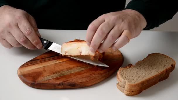 Rebanada de pan con manteca de pimentón — Vídeos de Stock