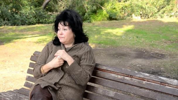 Mulher com vício tomando pílulas de dor no banco de madeira — Vídeo de Stock