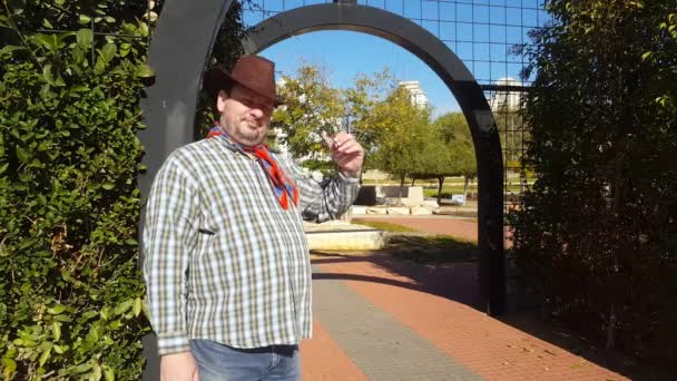 Adulti cowboy ragazzi per invitare le persone al parco della città — Video Stock