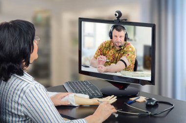 Teletıp kadın doktor intravenöz enjeksiyon denetler