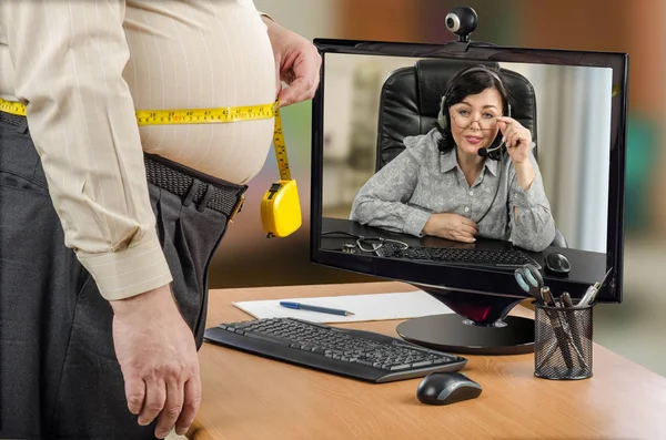 Büyük göbek ile işadamı telehealth beslenme uzmanı ona yardım etmek için sorar — Stok fotoğraf