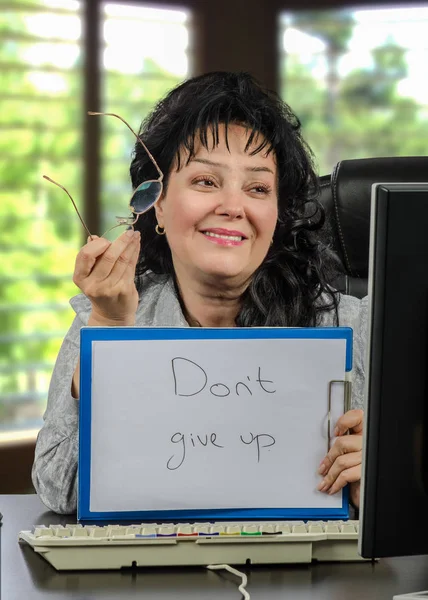Женщина психотерапевт показывает письменное сообщение Не сдавайтесь — стоковое фото
