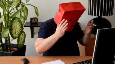 İçe dönük adam kırmızı kağıt torba çıkarmadan