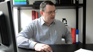 İşyerinde kağıt torbaya nefes
