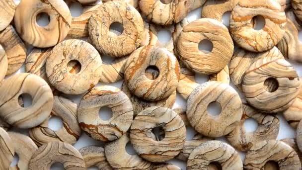 Pequeño anillo en forma de rosquillas de jaspe imagen dan la vuelta — Vídeos de Stock